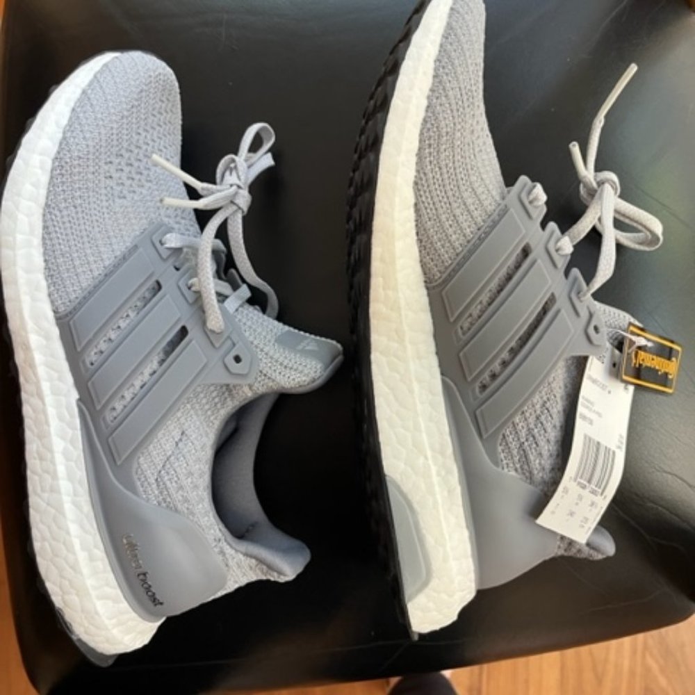 NEW Adidas UltraBoost Women's Gray BB6150. Size 7. No Box. no insoles.